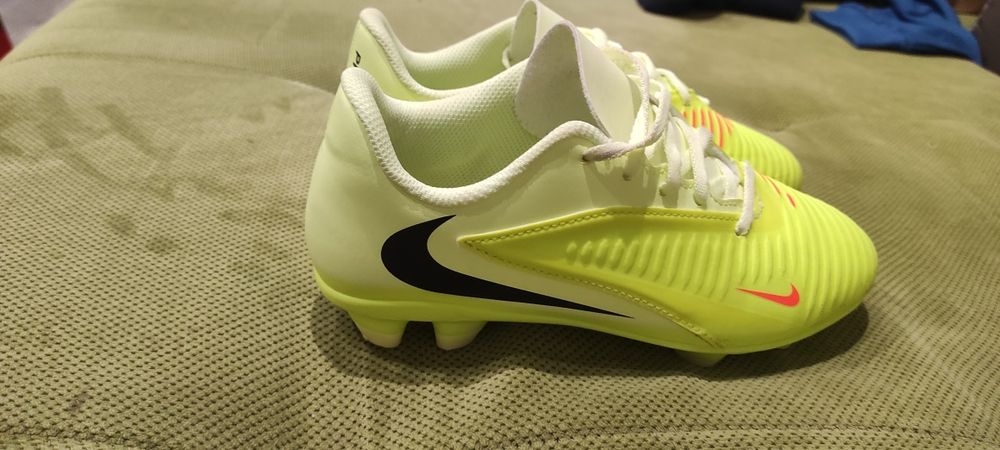 Детски футболни бутонки