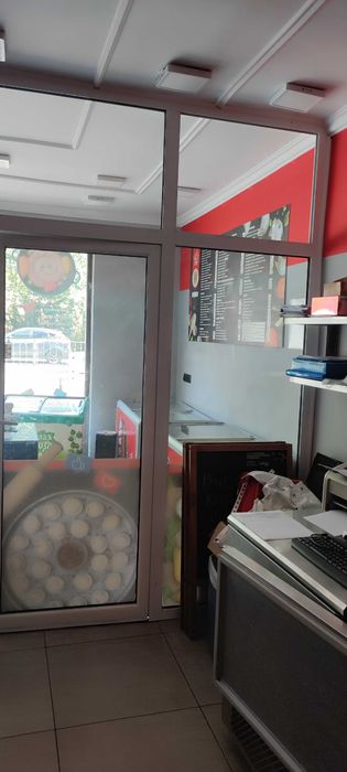 Алуминиева дограма с врати.