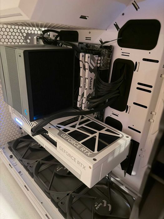Настолен компютър RTX 4080 SUPER / i7-13700K / 64GB DDR5 / 2TB Samsung 990 Pro / Fractal Torrent