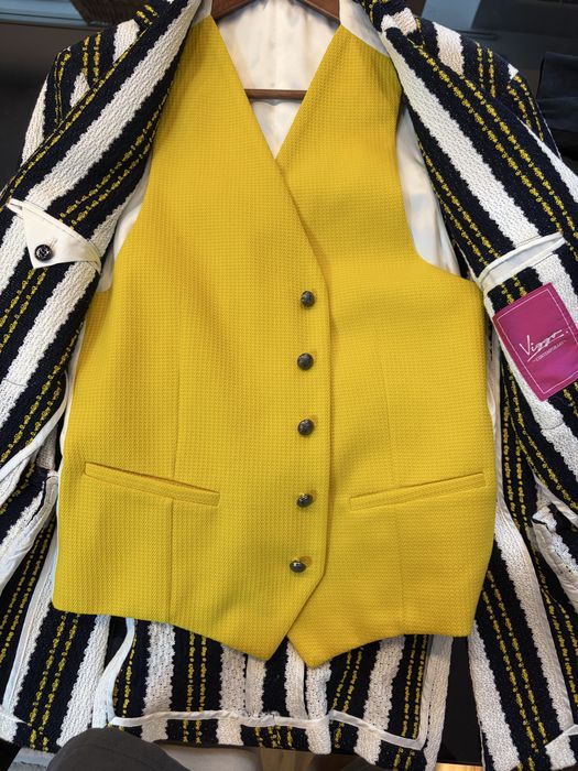 Sacou Viggo Contemporary cu vestă galbenă și batistă – Mărimea 48