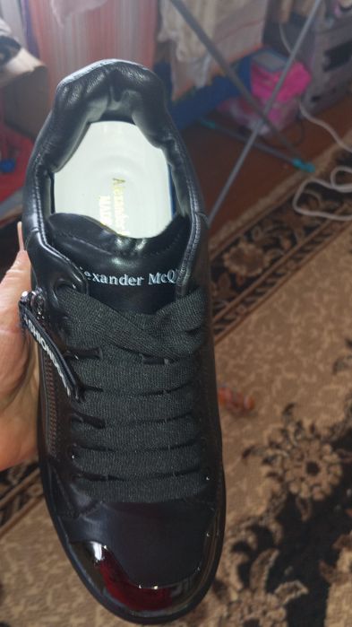 Продам новые кроссовки