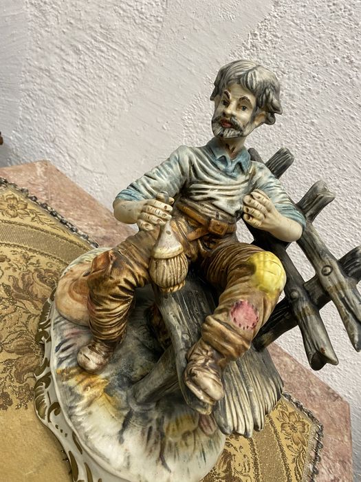 Стара италианска фигура от порцелан каподимонте