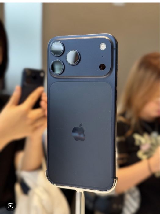 Vand Iphone 17 PRO deep blue