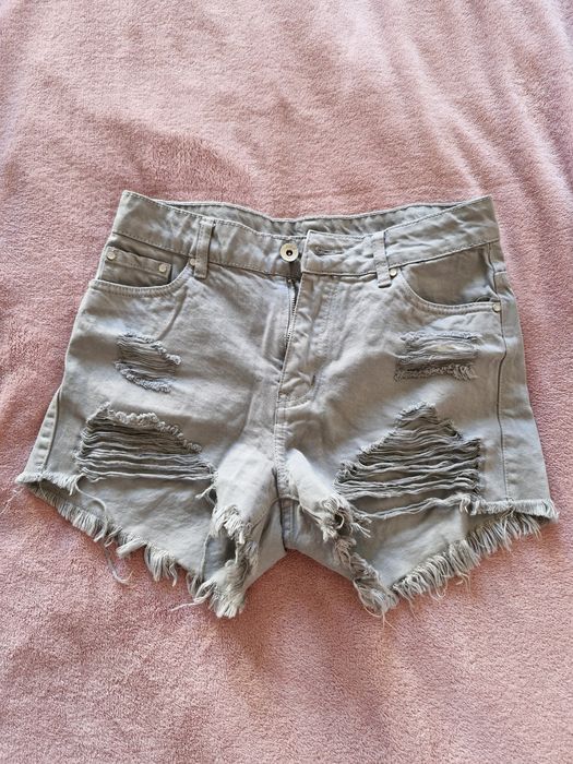 Сиви къси дънки.