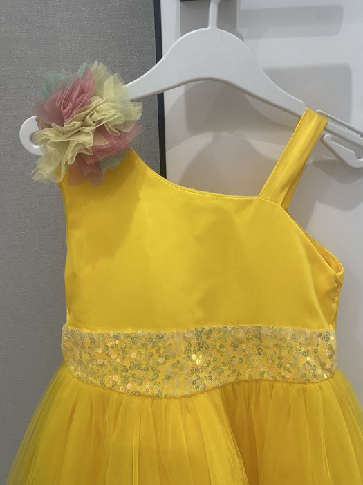 Платье нарядное желтое