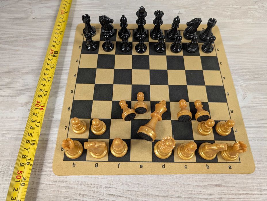 Set Piese de Șah Și Dame din Rășină AURIU/NEGRU (Ideal pentru cadou)