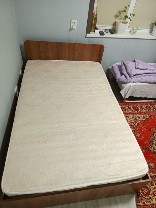 Кровать с матрасом