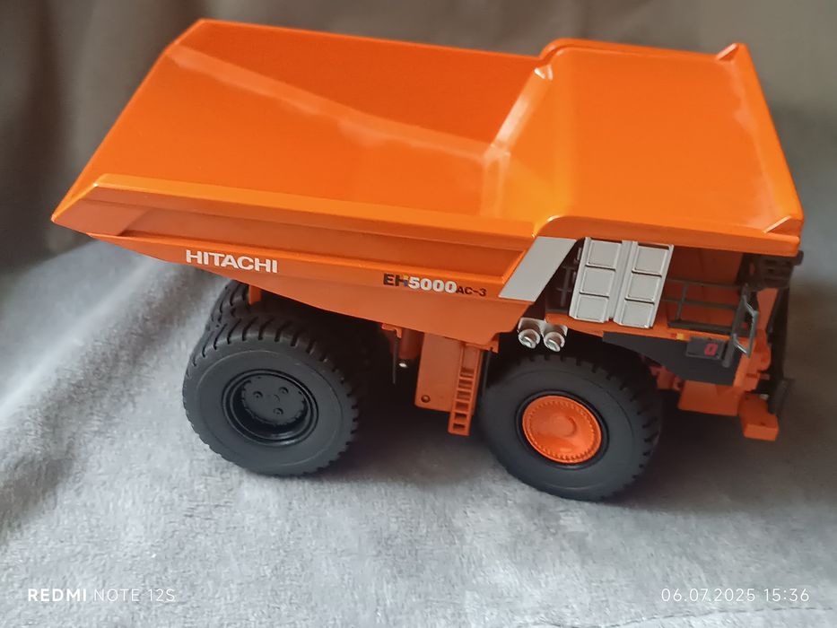 Модель коллекционная самосвал Hitachi
