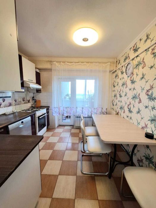 Продаётся  4 комн. квартира, район Универмаг