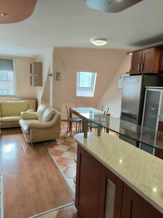 широк център - тристаен