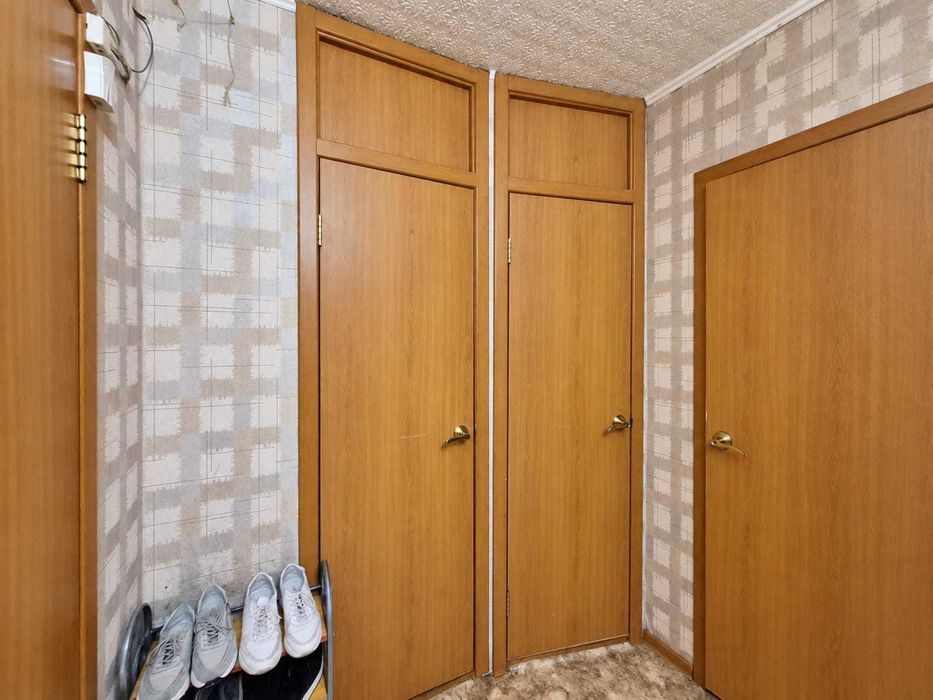 Продам 4 комн квартиру на 6 мкр