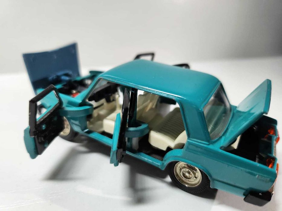 модель ВАЗ 2105   1 : 43  "Саратов"