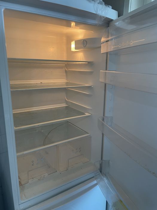 продавам работещ хладилник zanussi