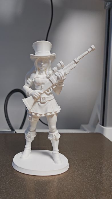 Figurină Caitlyn (League of Legends) – Printată 3D (blank canvas)