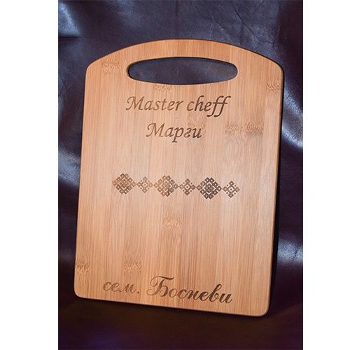 Гравирана кухненска дъска за рязане и два броя прибори от дърво