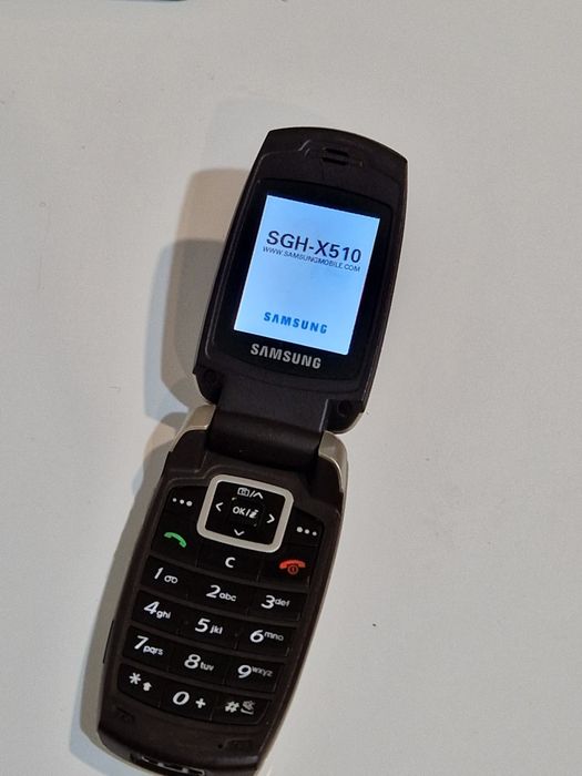 Telefon Samsung cu clapeta cu încărcător original