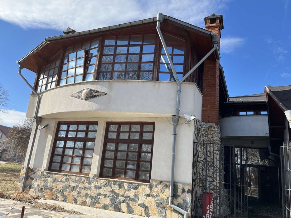 Къща и търговски обект в град Белене