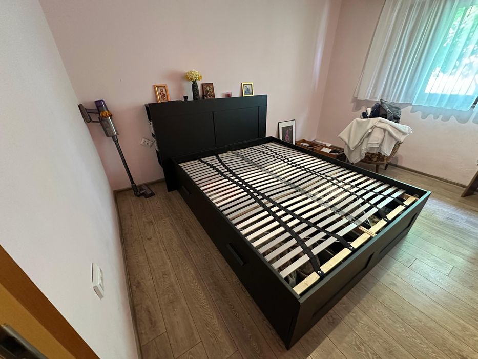 Vând pat Ikea Brimnes dimensiuni 200 pe 160, culoare neagră