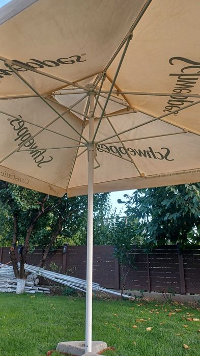 Umbrelă de terasă profesională de 3,5 metri, cu design Schweppes. Ideală pentru a oferi umbră și protecție în grădină sau pe terasă. ID: 308959390
