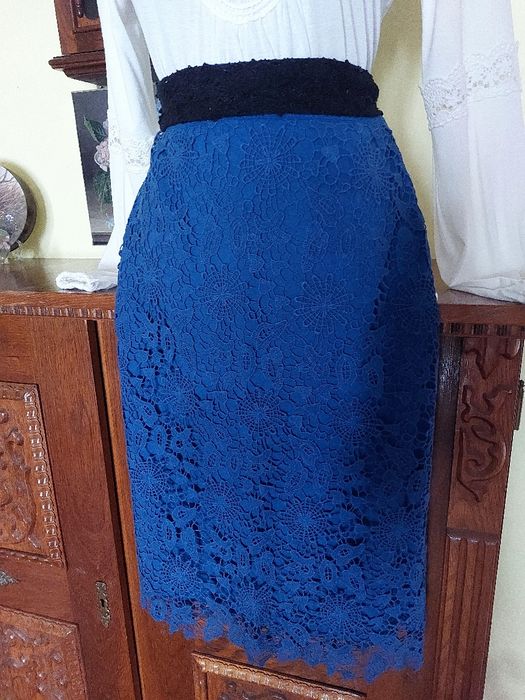 Fusta noua din dantela naturala plina dublata si colturi la poale