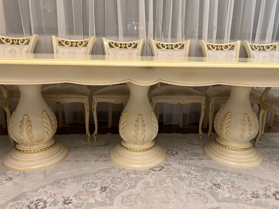 Стол с стульями