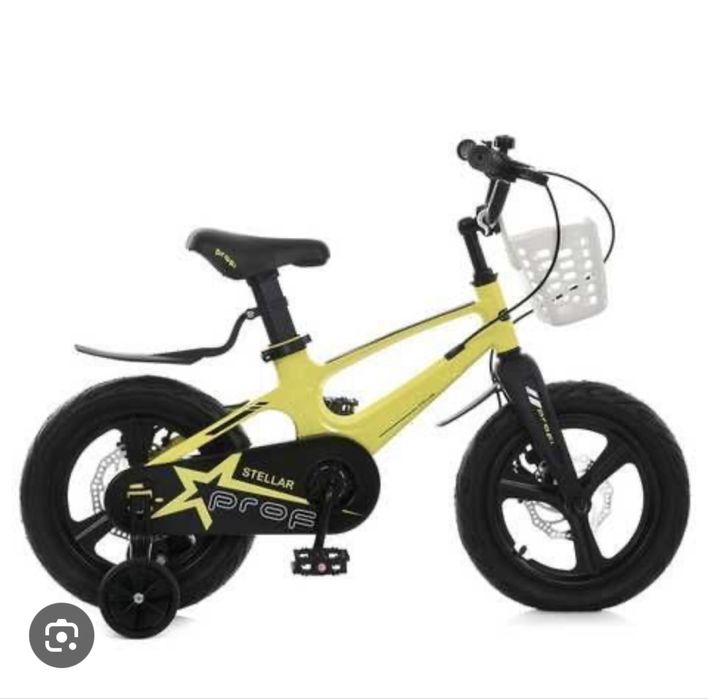 Детская кроватка, стульчик для кормления и два ведосипеда