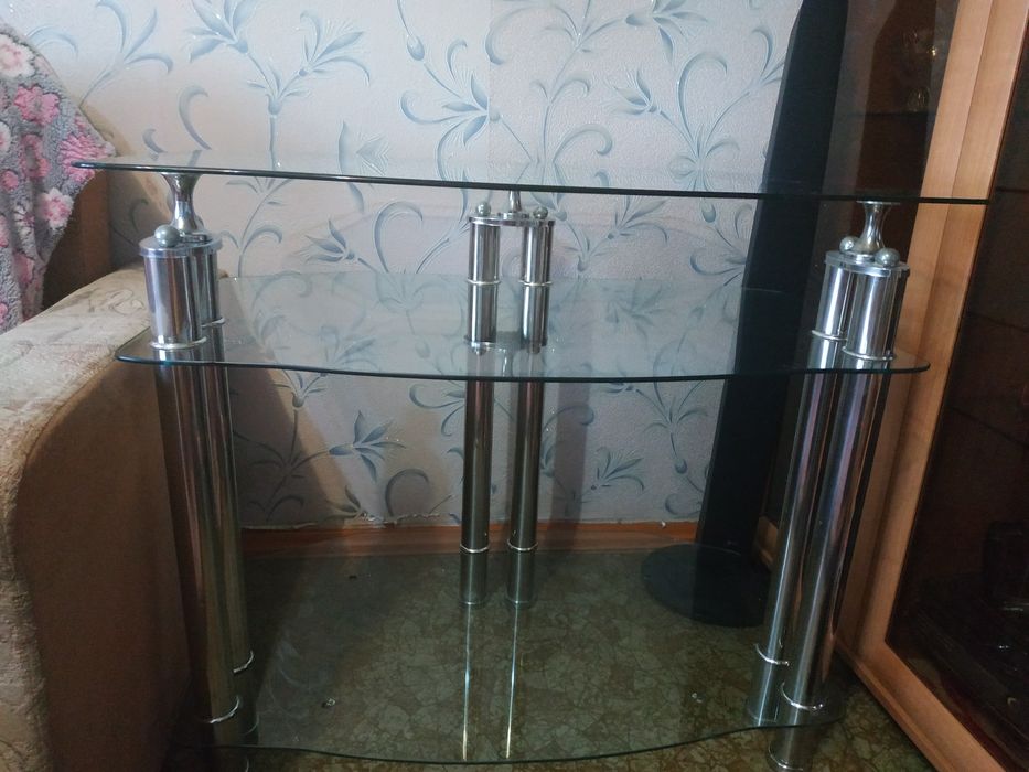 Продам стеклянный стол