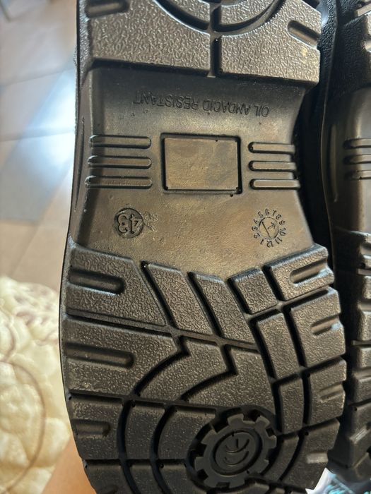 Продам кожаную спец обувь