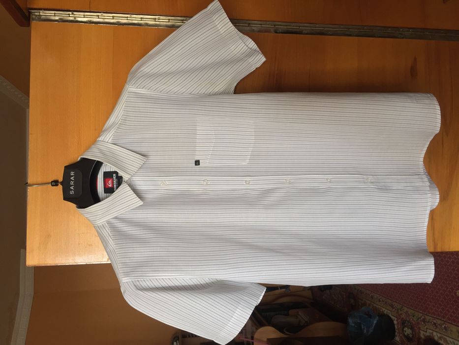 Мужская рубашка с коротким рукавом.