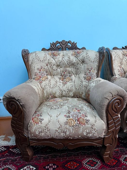 Продаётся мягкая мебель: диван + 2 кресла (комплект)