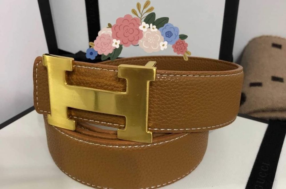 Curea maro cognak unisex, logo metalic auriu