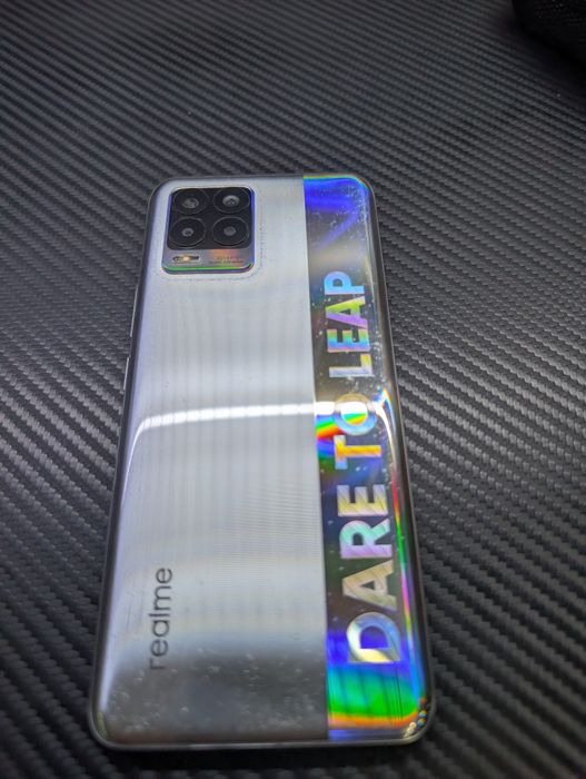 Смартфон realme 8