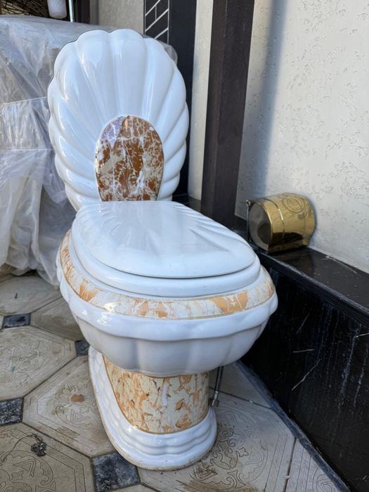 Ванна джакузи и унитаз.