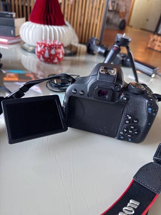 Фотоапарат Canon EOS 800 D