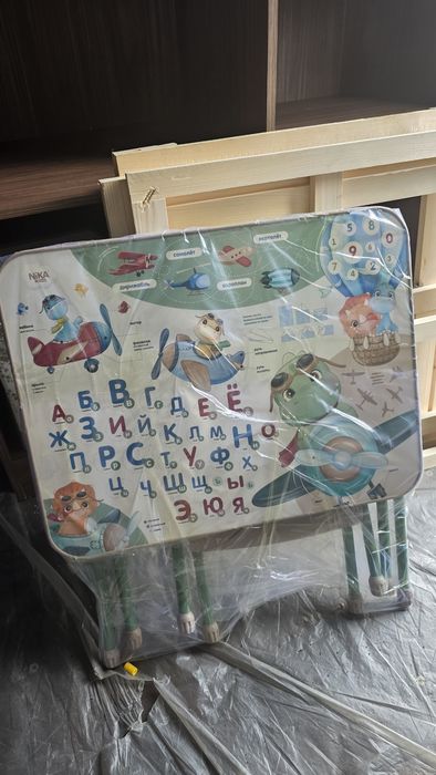 Детский стол и стул.
