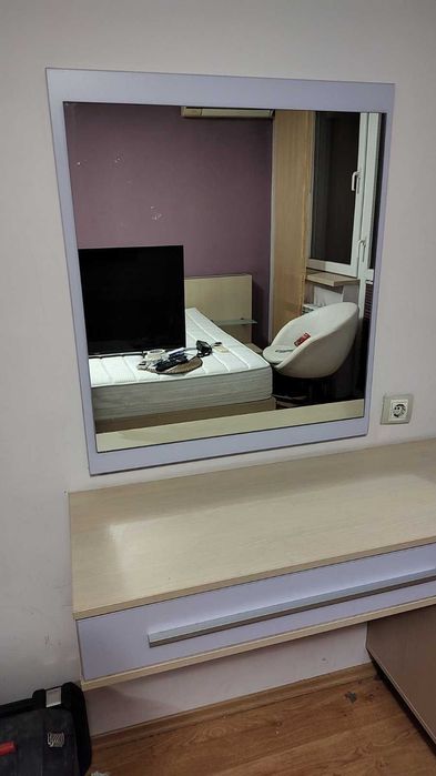 Тоалетка / скрин с шкафове в бежово и лилаво + огледало в лилава рамка