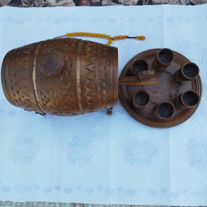 Буренце с поднос и чашки