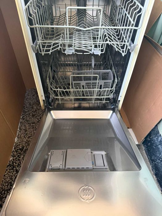 продавам съдомиялна машина за вграждане Bosch 45см.