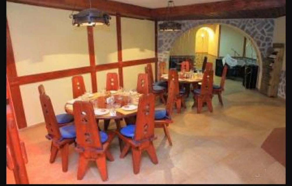 Масивни дървени столове и маси