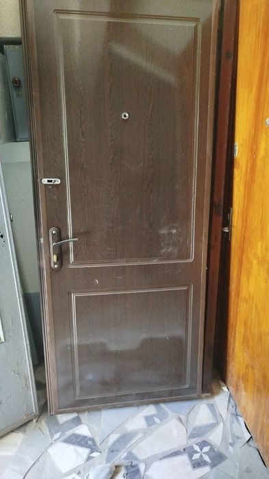 Железная дверь..