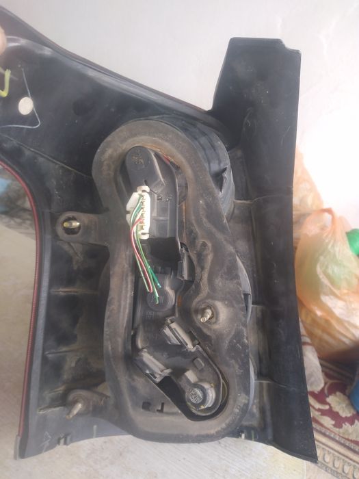 Задний правый  фонарь авенсис