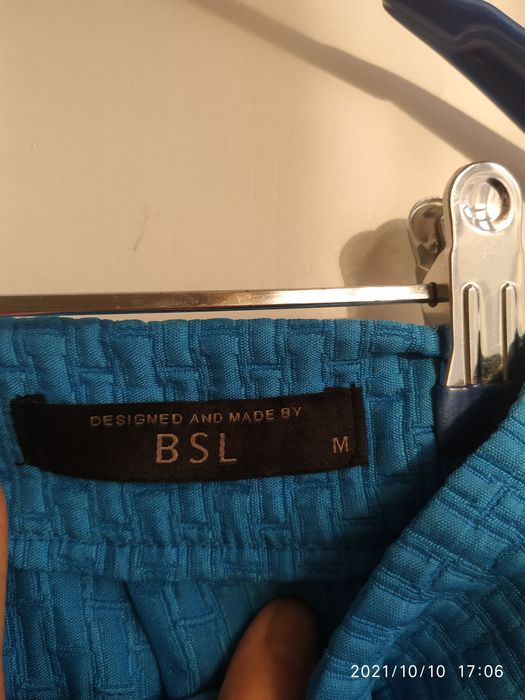 Юбка ярко голубого цвета из плотной ткани