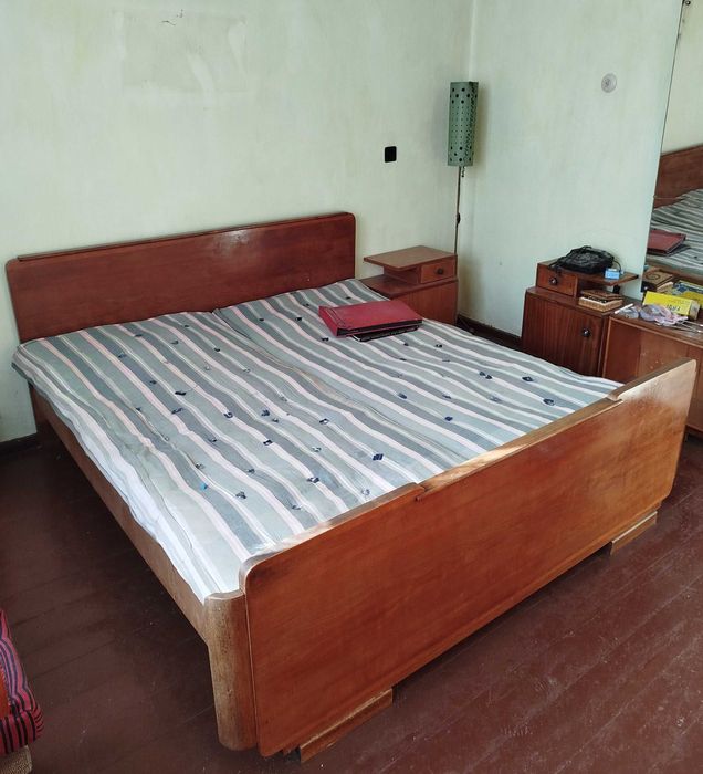 стара спалня, с 2 нощни шкафчета, трикрилен гардероб и тоалетка