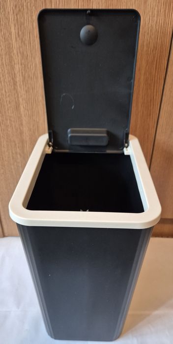 Coș de gunoi cu capac mecanism deschidere automată