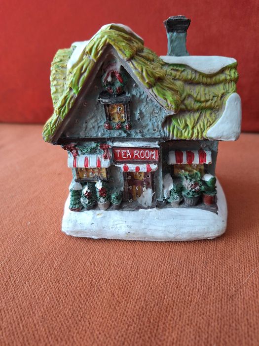 Casuta veche cu lumini confectionata din ipsos, pictata manual