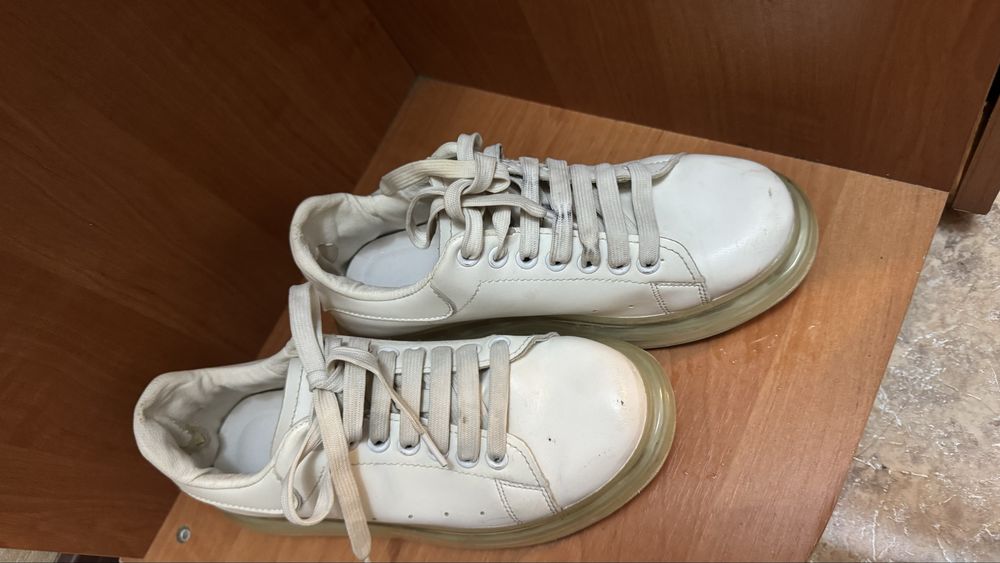 Белые кеды и черные туфли