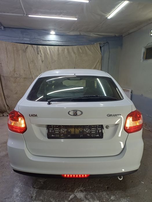 Продам задрий бампер Гранта лифтбек