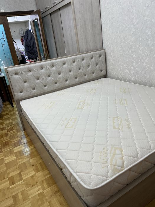 Продаю двуспальную кровать с матрасом 180/200