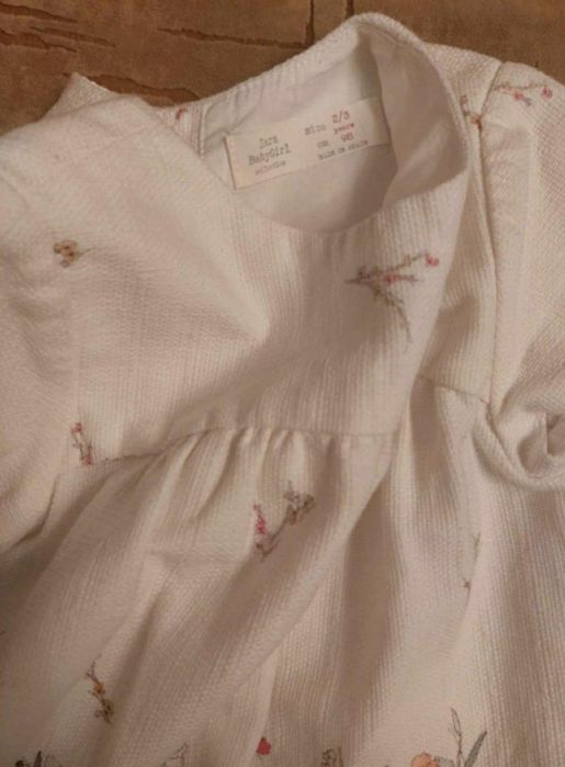 Rochie zara marime 98 pentru 2-3 ani. In stare foarte buna, ca noua.