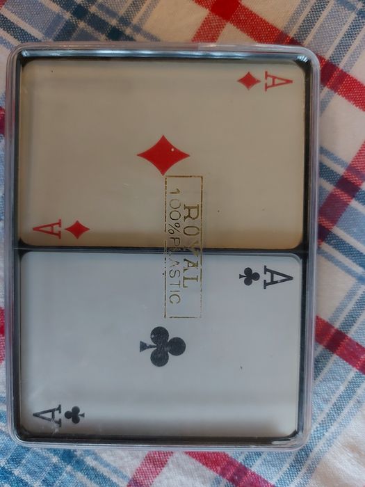 Vând cărți de joc doua seturi plastic 32+59